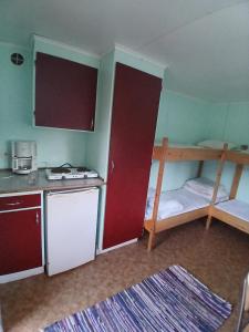 Kuchyň nebo kuchyňský kout v ubytování Höljes Camping & Ställplatser