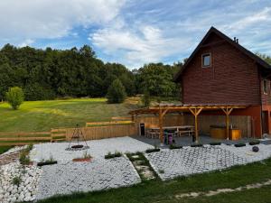 a backyard with a barn and a picnic table at Apartamenty pod Witoszą in Staniszów