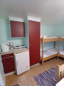 Postel nebo postele na pokoji v ubytování Höljes Camping & Ställplatser