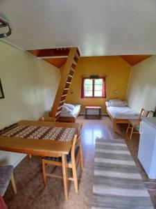 Postel nebo postele na pokoji v ubytování Höljes Camping & Ställplatser