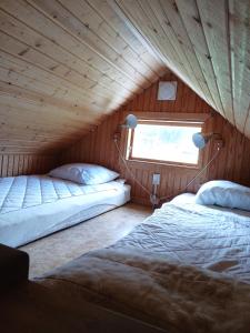 Postel nebo postele na pokoji v ubytování Höljes Camping & Ställplatser