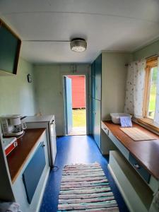 Postel nebo postele na pokoji v ubytování Höljes Camping & Ställplatser