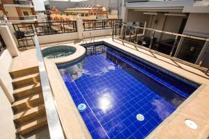 an overhead view of a swimming pool on top of a building at Extension Grand Central in Angeles
