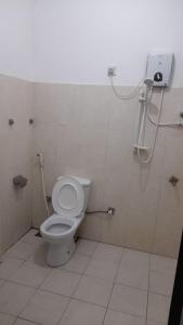 Bilik mandi di Blue Ocean Hotel