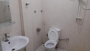 Bilik mandi di Blue Ocean Hotel