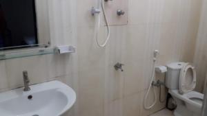 Bilik mandi di Blue Ocean Hotel