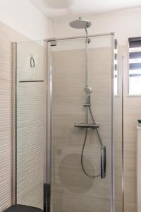 eine Dusche in einem Badezimmer mit einer Glastür in der Unterkunft Apartman Brodarica Sibenik in Brodarica