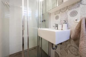 ein Badezimmer mit Waschbecken und Dusche in der Unterkunft Apartman Brodarica Sibenik in Brodarica + 32 Fotos