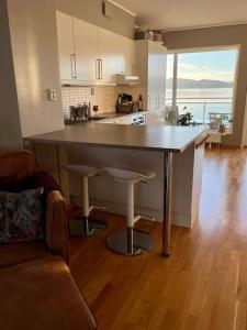 Buvikaにあるseaside house with stunning sunsets & sun all day Near Trondheimの部屋の中央に広い島があるキッチン