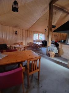 Posezení v ubytování Höljes Camping & Ställplatser