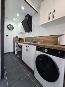 La VerpillièreにあるAppartement T2 en duplexのキッチン(洗濯機、シンク付)