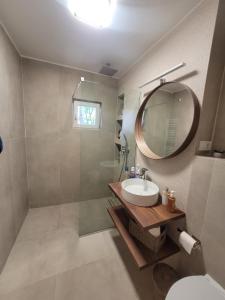 un baño con lavabo y espejo en Al Mare Apartments - 39, en Constanţa 15 fotos más