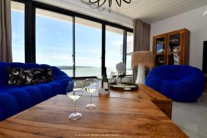 Posezení v ubytování Apt 5 étoiles, Chic & Cozy, Piscine, vue Mer