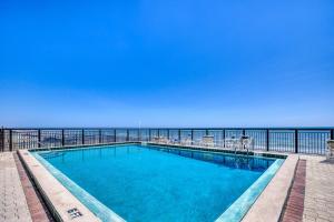Ocean View with a beachfront pool at Ocean Trillium ~ 301の敷地内または近くにあるプール