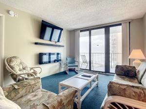 ニュー・スマーナ・ビーチにあるOcean View with a beachfront pool at Ocean Trillium ~ 301のソファとテーブルのあるリビングルーム