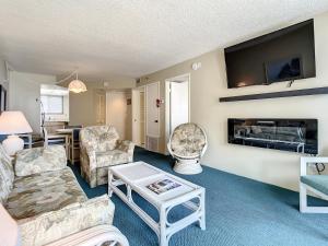 Ocean View with a beachfront pool at Ocean Trillium ~ 301にあるテレビまたはエンターテインメントセンター