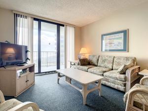 Un lugar para sentarse en Ocean View with a beachfront pool at Ocean Trillium Condo ~ 204