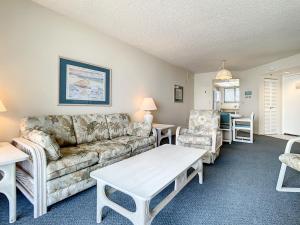 Un lugar para sentarse en Ocean View with a beachfront pool at Ocean Trillium Condo ~ 204