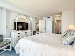 Una cama o camas en una habitación de Ocean View with a beachfront pool at Ocean Trillium Condo ~ 204 16 fotos más