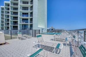 Un balcón o terraza en Ocean View with a beachfront pool at Ocean Trillium Condo ~ 204