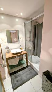 a bathroom with a sink and a shower at Balcon du Cube in Saint-André-les-Vergers
