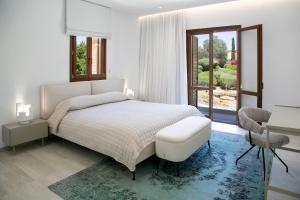 Postel nebo postele na pokoji v ubytování Aphrodite Hills Rentals - Superior Villas