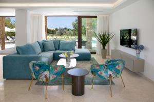 Posezení v ubytování Aphrodite Hills Rentals - Superior Villas