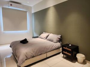 - une chambre dotée d'un lit avec un chat noir dans l'établissement Austin Crest -- Creamy X Mahjong X Karaoke X Staycation 4BR3B #10pax by Cowidea, à Johor Bahru