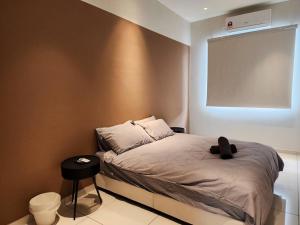 - une petite chambre avec un lit à publicité dans l'établissement Austin Crest -- Creamy X Mahjong X Karaoke X Staycation 4BR3B #10pax by Cowidea, à Johor Bahru