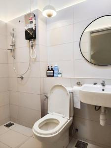 une salle de bain avec toilettes et lavabo dans l'établissement Austin Crest -- Creamy X Mahjong X Karaoke X Staycation 4BR3B #10pax by Cowidea, à Johor Bahru 9 autres photos