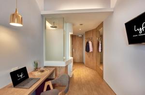 lyf Bugis Singapore managed by The Ascott Ltd的电视和/或娱乐中心