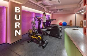 lyf Bugis Singapore managed by The Ascott Ltd的健身中心和/或健身设施