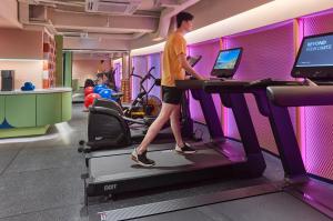 lyf Bugis Singapore managed by The Ascott Ltd的健身中心和/或健身设施