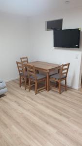 a wooden table and four chairs in a room at Ferienwohnung Heimelig in Kappel-Grafenhausen +1 photo