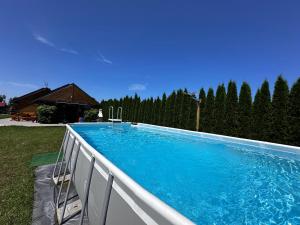 Bazén v ubytování Luxdomki Kąty Rybackie nebo v jeho okolí