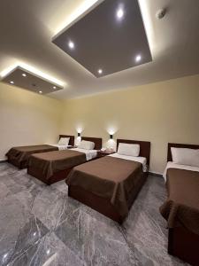 Giường trong phòng chung tại Rumman Hotel