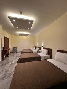 Giường trong phòng chung tại Rumman Hotel