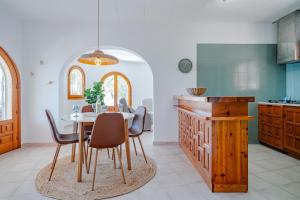 a kitchen with a table and chairs in a room at Casa Coromandel in Calpe