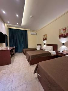 Giường trong phòng chung tại Rumman Hotel