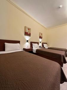 Giường trong phòng chung tại Rumman Hotel