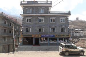 MuktināthHotel Siddhartha & Khanglo Thakali Bhancha Ghar的停在大楼前的车辆 更多17张照片