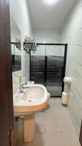 Phòng tắm tại Rumman Hotel