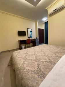 Giường trong phòng chung tại Rumman Hotel