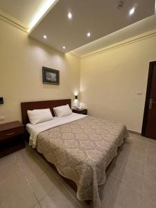 Giường trong phòng chung tại Rumman Hotel