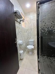Phòng tắm tại Rumman Hotel