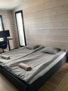 Ένα ή περισσότερα κρεβάτια σε δωμάτιο στο Moderni hirsitalo +6 φωτογραφίες