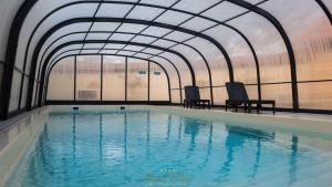 The swimming pool at or close to Hotel Bíbic és Tüskevár Étterem és Horgásztó