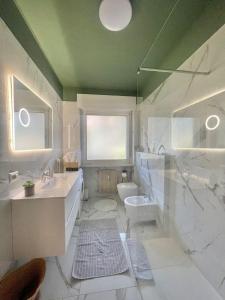 biała łazienka z umywalką i toaletą w obiekcie Residenza XXX Aprile w Meranie