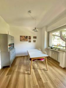 jadalnia ze stołem i krzesłami w pokoju w obiekcie Residenza XXX Aprile w Meranie