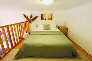 A bed or beds in a room at Christie's Downtown Apartment Még 3 kép
